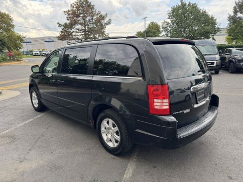 Used 2008 Chrysler Town & Country Touring FWD image 18