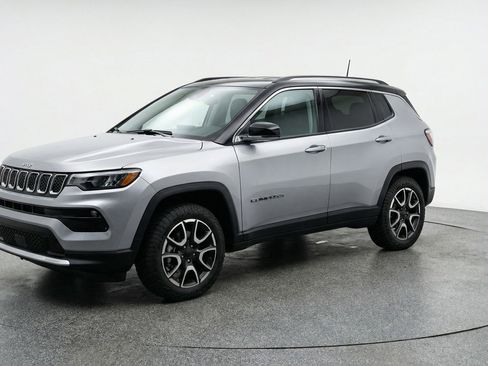 Used 2025 Jeep Compass Trailhawk image 3