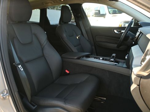 Used 2025 Volvo XC60 B5 Plus image 18