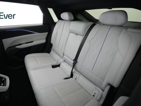 Used 2024 Cadillac Lyriq Luxury AWD/4WD image 24