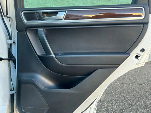 Used 2015 Volkswagen Touareg Sport image 16