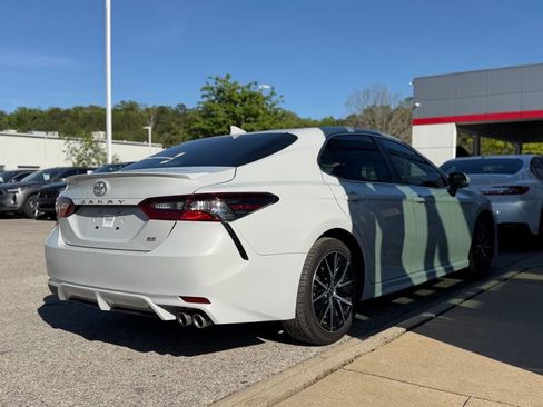 Used 2024 Toyota Camry SE image 3