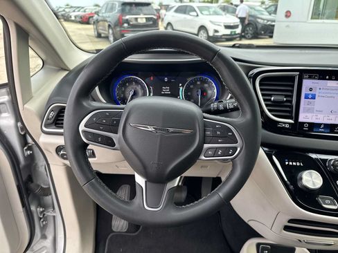 Used 2024 Chrysler Pacifica Touring-L FWD image 9