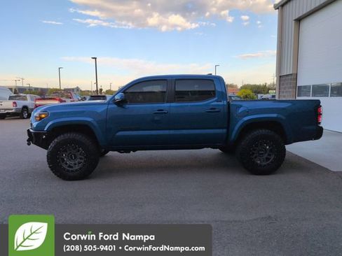 Used 2018 Toyota Tacoma SR5 AWD/4WD image 6