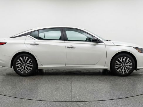 Used 2025 Nissan Altima 2.5 SV FWD image 5