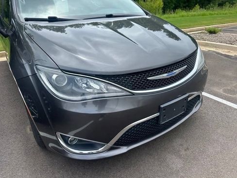 Used 2019 Chrysler Pacifica Limited FWD image 4
