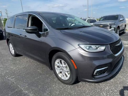 Used 2023 Chrysler Pacifica Touring-L FWD image 7