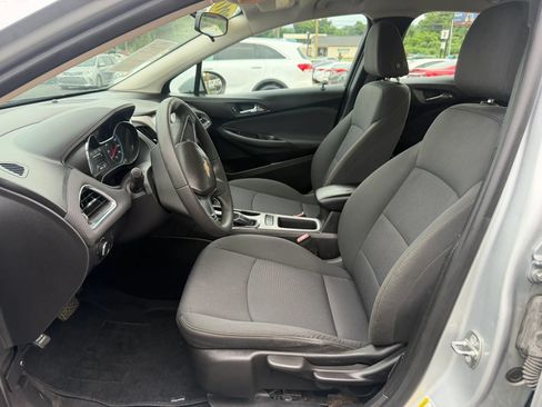 Used 2017 Chevrolet Cruze LS FWD image 9