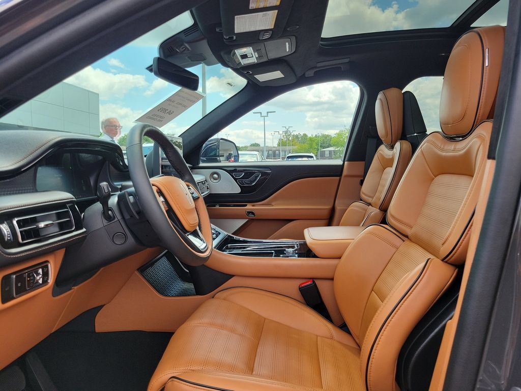 Certified 2024 Lincoln Aviator Black Label w/ Class IV Trailer Tow Package AWD/4WD image 18