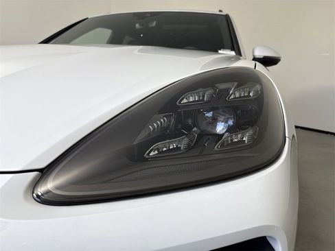 Certified 2022 Porsche Cayenne w/ Premium Package Plus image 8