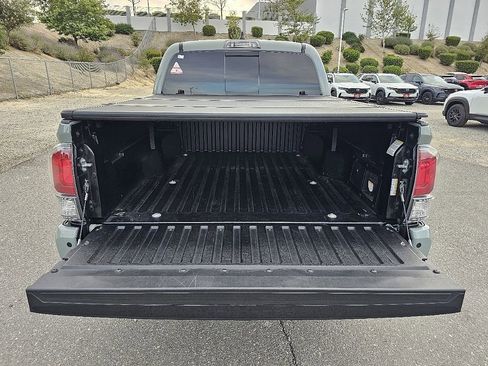 Used 2022 Toyota Tacoma TRD Off-Road w/ TRD Premium Off Road Package AWD/4WD image 12