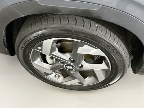 Used 2025 Hyundai Venue Limited image 11