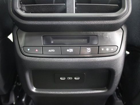 Used 2025 Honda Pilot Touring image 32