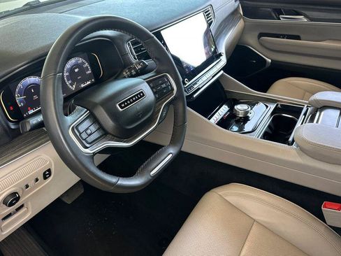 Used 2024 Jeep Wagoneer L Series II RWD image 10