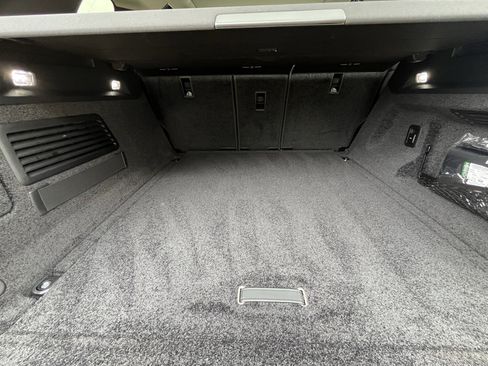 Certified 2025 Land Rover Range Rover SE image 34