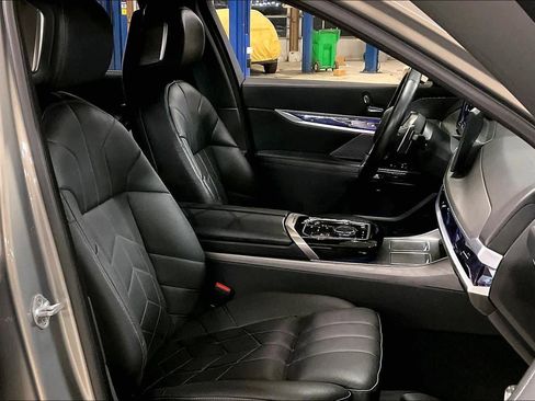 Used 2023 BMW 760i xDrive image 9