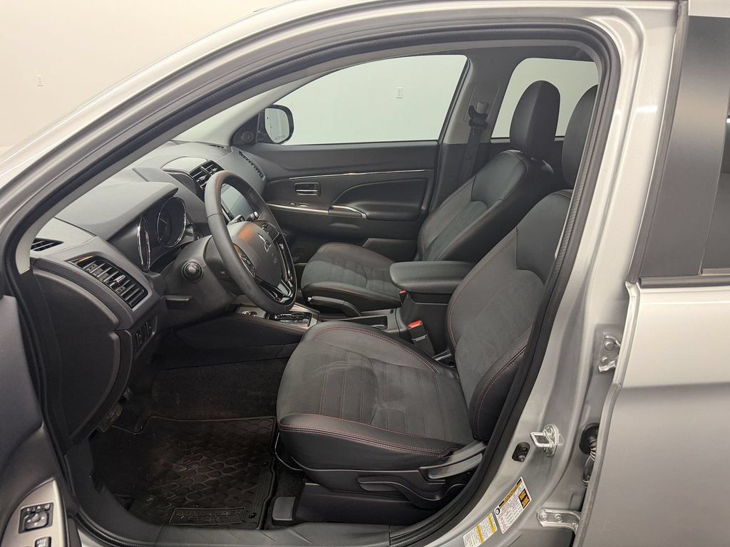 Used 2025 Mitsubishi Outlander Sport SE AWD/4WD image 5
