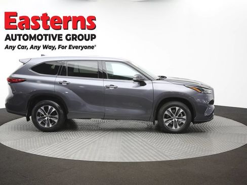 Used 2022 Toyota Highlander XLE AWD/4WD image 47