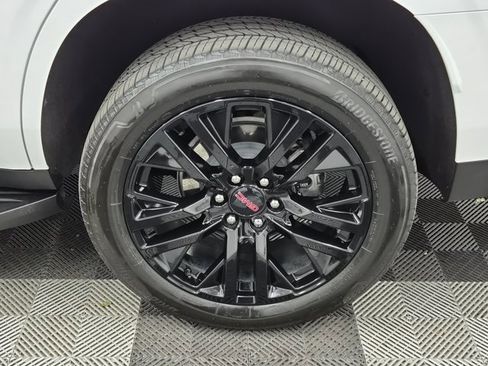 Used 2024 GMC Yukon SLT w/ SLT Luxury Package image 11