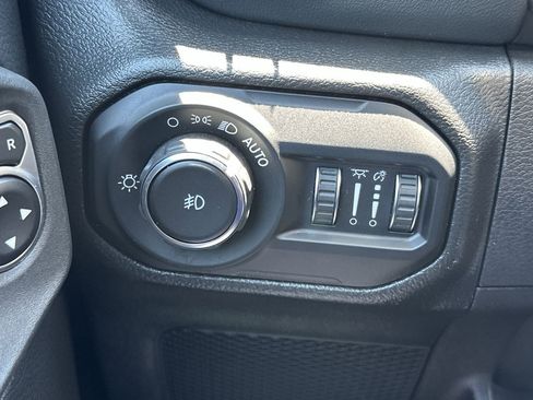 Used 2022 Jeep Wrangler Unlimited Sahara w/ Cold Weather Group image 18