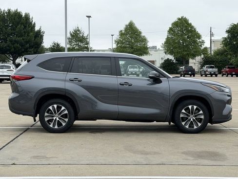 Used 2023 Toyota Highlander XLE AWD/4WD image 3