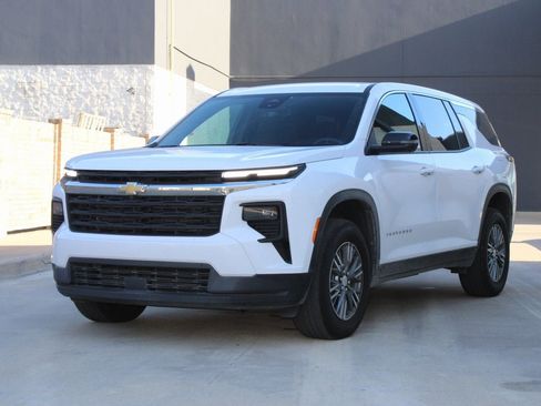 Used 2024 Chevrolet Traverse LS image 2