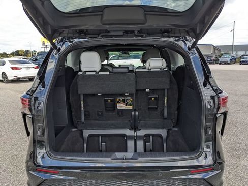 Used 2025 Toyota Sienna XSE w/ XSE Plus Package FWD image 13