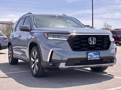 Certified 2025 Honda Pilot Touring image 10