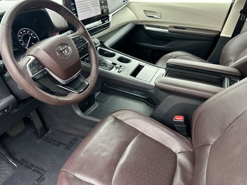 Used 2023 Toyota Sienna Platinum image 10