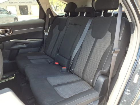 Used 2025 Kia Sorento LX FWD image 17