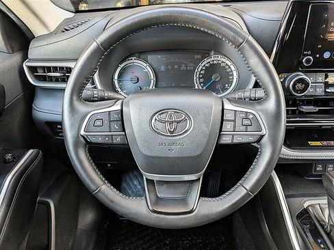 Used 2025 Toyota Highlander XLE AWD/4WD image 19