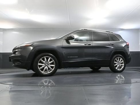 Used 2015 Jeep Cherokee Limited w/ Luxury Group AWD/4WD image 56