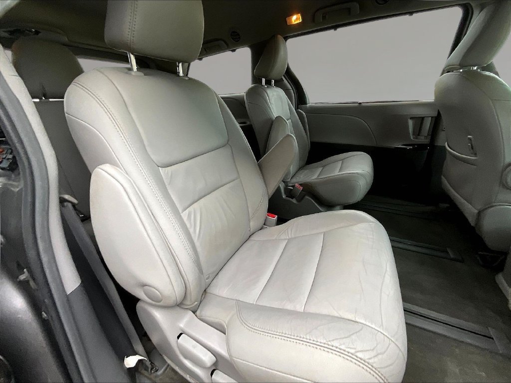 Used 2017 Toyota Sienna XLE Premium AWD/4WD image 23