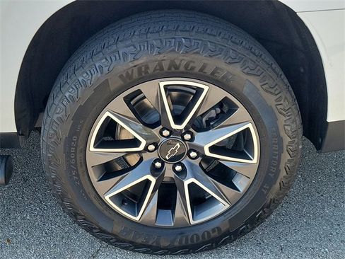 Certified 2023 Chevrolet Suburban Z71 w/ Luxury Package image 8