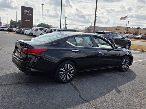 Used 2024 Nissan Altima 2.5 SV image 14