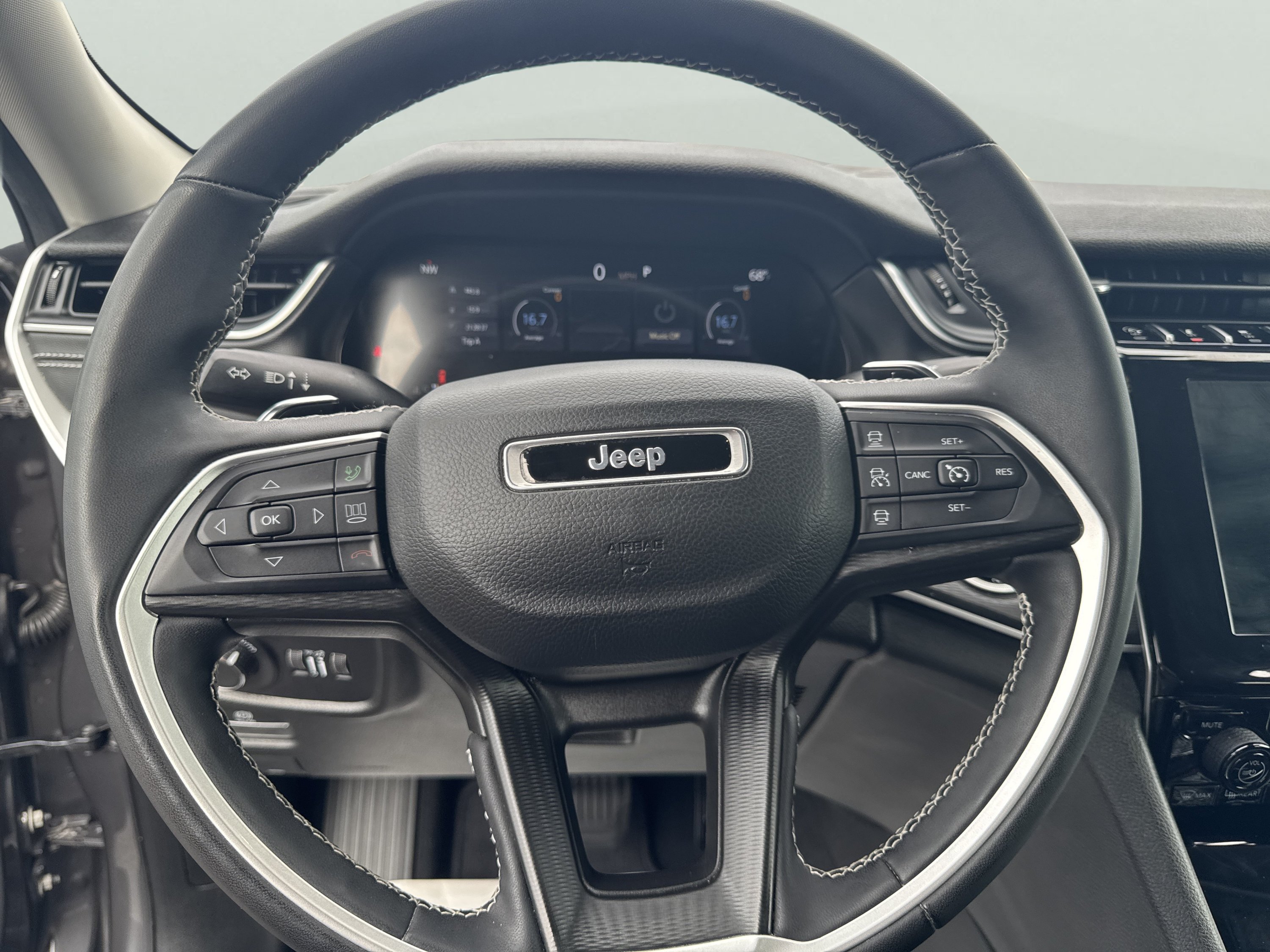 Used 2023 Jeep Grand Cherokee L Laredo w/ Luxury Tech Group I AWD/4WD image 15