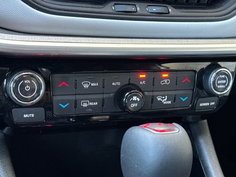 Used 2025 Jeep Compass Limited image 20