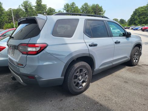 Used 2025 Honda Pilot TrailSport image 4