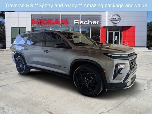 Used 2025 Chevrolet Traverse RS FWD image 1