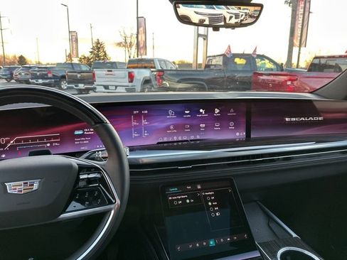 Used 2025 Cadillac Escalade Premium Luxury image 63