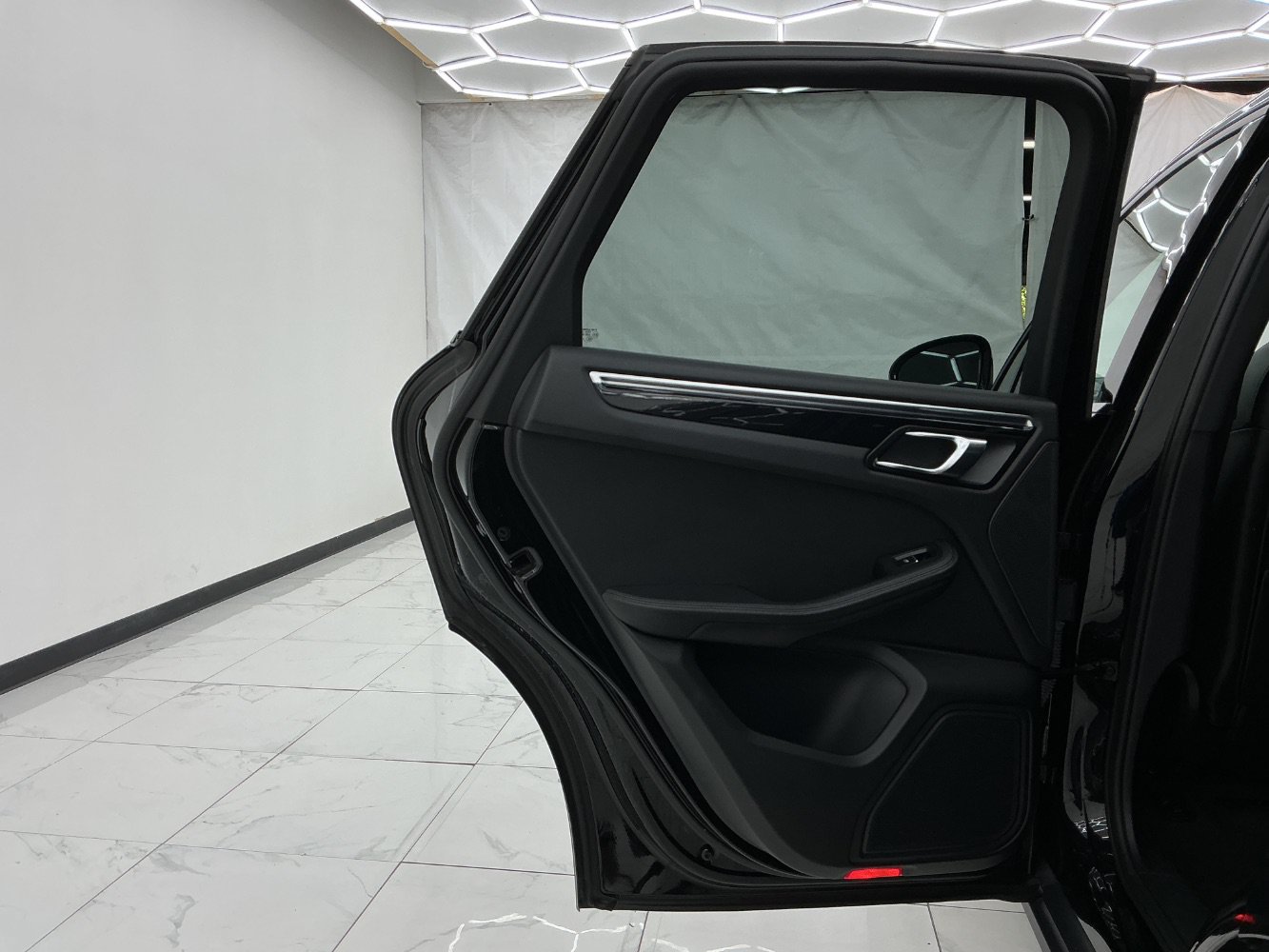 Used 2018 Porsche Macan AWD/4WD image 24