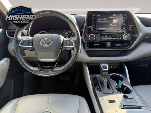 Used 2020 Toyota Highlander XLE image 28