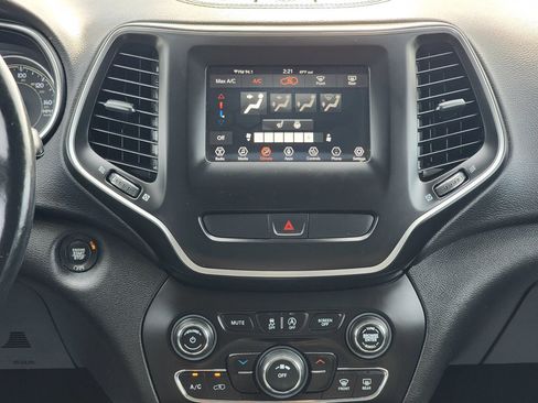 Used 2019 Jeep Cherokee Latitude Plus w/ Cold Weather Group AWD/4WD image 14