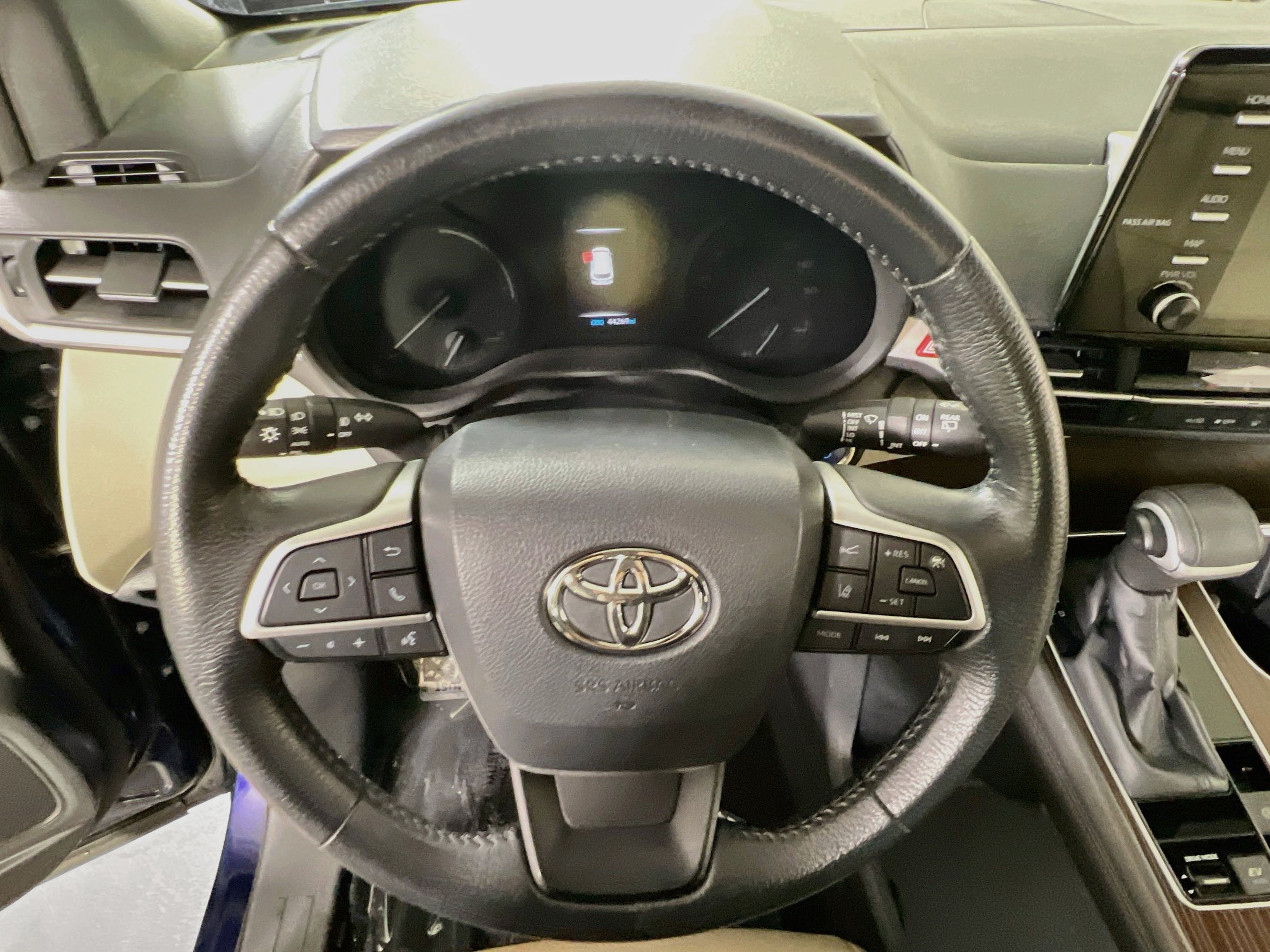 Used 2023 Toyota Sienna XLE FWD image 11