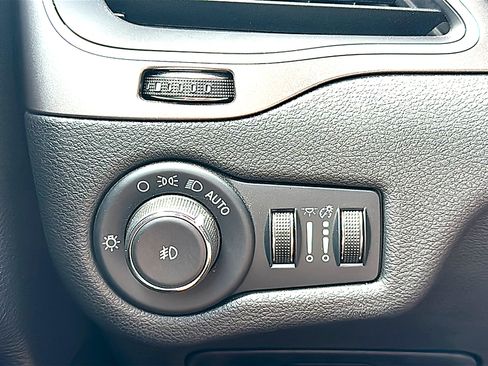 Used 2022 Jeep Cherokee Latitude Lux AWD/4WD image 36