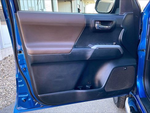 Used 2016 Toyota Tacoma Limited image 20