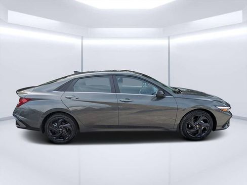 New 2026 Hyundai Elantra SEL Sport image 2