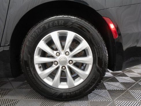 Used 2018 Chrysler Pacifica Touring-L FWD image 9