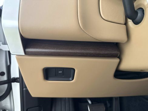 Used 2025 Land Rover Range Rover SE AWD/4WD image 33