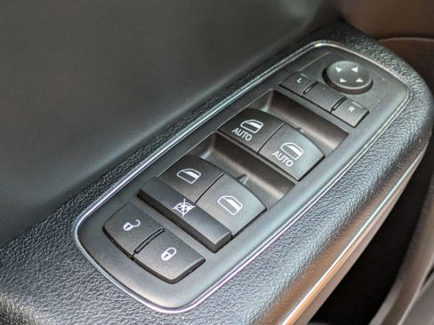 Used 2015 Chrysler 300 Limited image 21